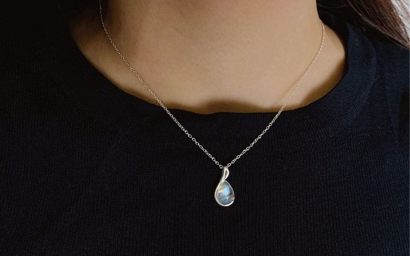 Ưu tiên những món trang sức mang năng lượng Kim - Thủy để nuôi dưỡng may mắn và bảo vệ năng lượng cá nhân